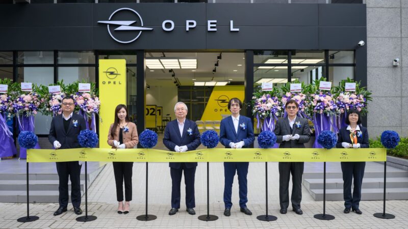 OPEL 台灣總代理 歐吉汽車攜手泰達資訊打造OPEL內湖旗艦展示中心盛大開幕！左起兆豐銀行戴鵬程經理、元大銀行謝雅惠資深協理、Master Win 集團及泰達資訊王中和董事長、歐吉汽車王騰漢董事長、京城銀行曾騰郁顧問、合作金庫陳美玲經理。(圖片提供：歐吉汽車)